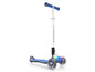 Ein blauer Globber-Tretroller mit leuchtenden Rädern.