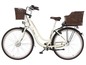 Ein cremefarbenes Fischer E-Bike mit zwei Körben