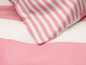 Ein rosa gestreiftes Bettbezug mit passendem Kissenbezug.