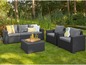 Ein schwarzes Lounge-Set aus Rattan mit einer Couch, zwei Sesseln und einem Couchtisch.