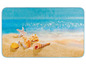 Eine Badematte mit Strandthema mit Muscheln und einem Seestern.
