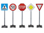 Ein Spielzeug-Schild-Set mit einem Zebrastreifen, einem Stoppschild und einem Geschwindigkeitslimit.