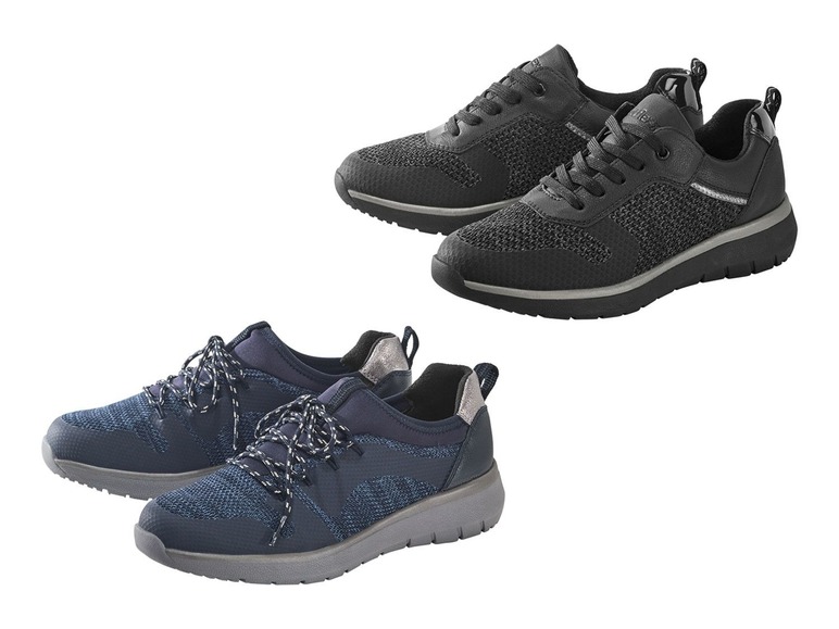 Zwei Paar schwarze und blaue Sneakers.