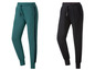 Zwei Jogginghosen, eine dunkelgrüne mit blauen Streifen und eine schwarze.