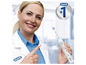 Eine Zahnärztin hält eine Oral-B elektrische Zahnbürste.