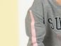 Grauer Sweatshirt mit rosa Streifen und 'Summer'-Druck.