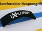 Ein schwarzer Neopren-Griff mit dem Logo 'Explorer' auf einem aufblasbaren Paddleboard.