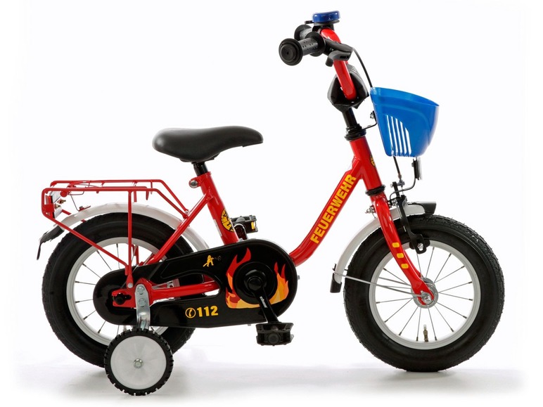 Ein rotes Kinderfahrrad mit Stützrädern, einem Korb und einem 'Feuerwehr' Design.