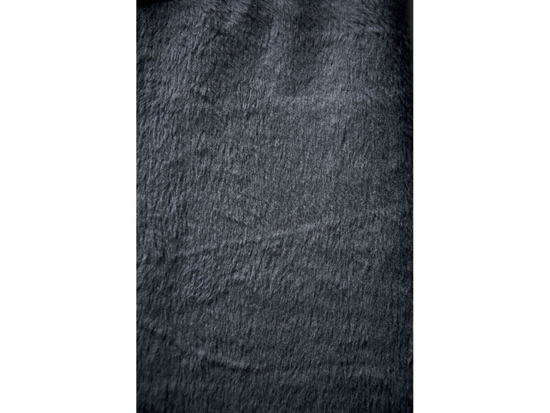 Nahaufnahme eines dunkelgrauen, weichen Stoffes.