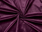 Dunkelvioletter Samtstoff mit weicher Textur.