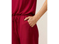 Ein roter Jumpsuit mit Bindeband.
