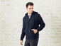 Mann trägt eine dunkelblaue Strickjacke mit Kapuze.