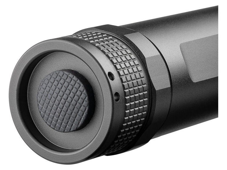 Nahaufnahme der Rückseite einer schwarzen Taschenlampe mit einem Gummiknopf.