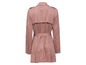 Ein rosafarbener Wildleder-Trenchcoat mit Gürtel.