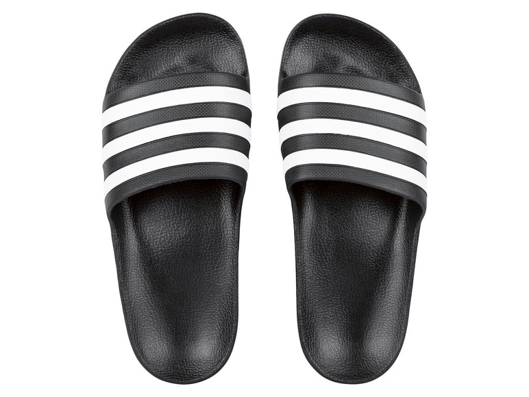 Schwarze Adidas-Sandalen mit weißen Streifen.