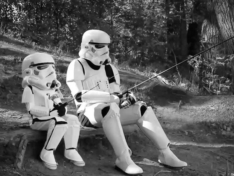 Zwei Stormtrooper in Star Wars Kostümen angeln.