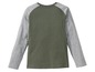 Grünes Shirt mit grauen Ärmeln.