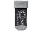 Graue Babysocken mit Giraffen-Motiv und dem Schriftzug 'be happy'.