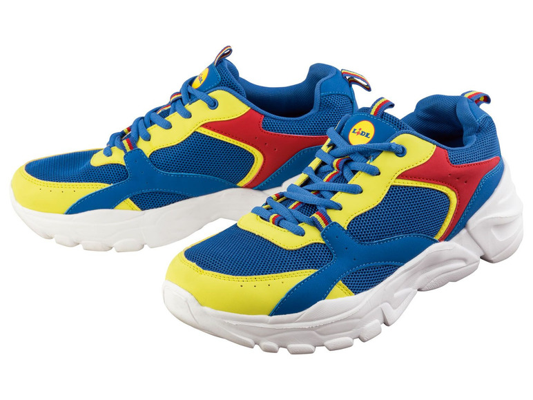 Blaue und gelbe Sneakers mit Lidl-Logo.