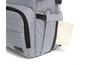 Ein grauer Rucksack mit einem Fach für ein Babytuch von Ugg.