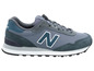 Ein Paar graue New Balance Sneaker mit blauen Akzenten.