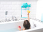Ein Kind in der Badewanne mit einem Delfin-Badespielzeug und einem Badewannenorganizer