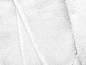 Nahaufnahme eines weichen, weißen Handtuchs.