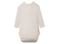 Ein weißer Baby-Body mit langen Ärmeln.