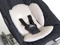 Ein schwarzer Babysitz mit weißer Polsterung und Sicherheitsgurt.