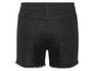 Schwarze Jeans-Shorts mit Fransen.