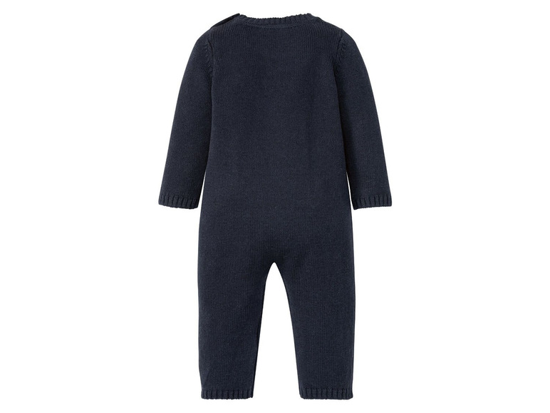 Ein dunkelblauer Strick-Strampler für Babys.
