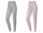 Zwei Paar Jogginghosen, eine grau und eine rosa.