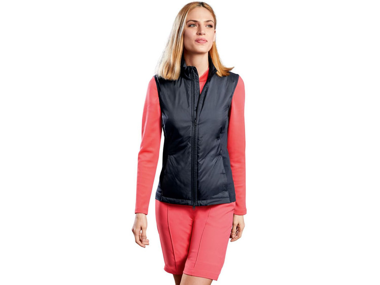 Frau in schwarzer Weste und rosa Shorts