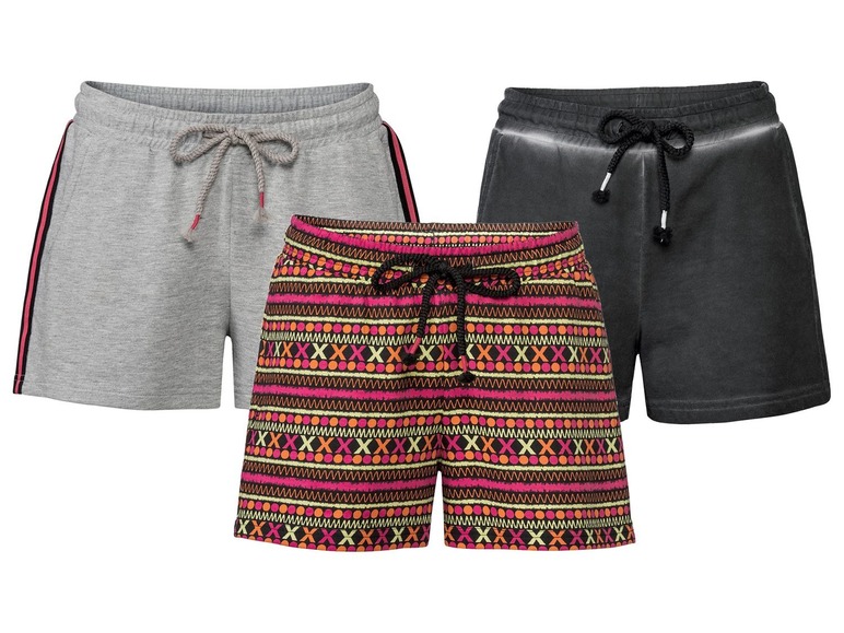 Drei Shorts: eine graue, eine schwarze und eine mit geometrischem Muster.