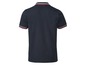 Ein dunkelblaues Poloshirt mit weißen und roten Streifen an Kragen und Ärmeln.