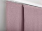 Zwei rosa Paneele eines Gardinen-Systems