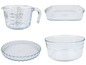 Eine Glasmesskanne, eine quadratische Auflaufform, eine runde Backform und eine Schüssel.