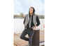 Mann trägt eine graue Weste mit Kapuze und einen schwarzen Hoodie, Casual-Kleidung.