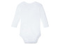 Ein weißer Baby-Strampler mit langen Ärmeln.