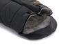 Ein grauer, gefütterter Kinderwagen-Schlafsack.