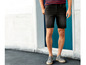Mann mit schwarzen Jeans-Shorts und grauen Sneakern.