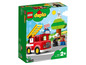 Lego Duplo Spielzeug mit einem Feuerwehrauto, zwei Figuren und einem Baum.
