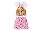 Pyjama mit Skye von Paw Patrol mit einem weißen Shirt und rosafarbenen Shorts mit Herzen.