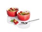 Zwei rote Le Creuset Schüsseln mit Joghurt, Granola und Beeren.