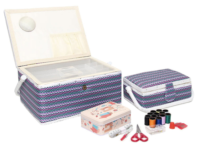 Zwei Nähkästen mit Zickzackmuster, eine Metalldose, Garn, Nadeln und Schere.