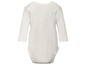 Ein weißer Baby-Body mit langen Ärmeln.
