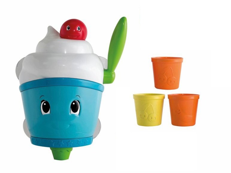 Ein blauer Eisbecher mit drei kleinen Bechern, ideal für die Badezeit.