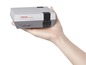 Eine Hand hält ein Nintendo Entertainment System.