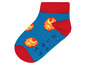 Blaue Babysocken mit Iron Man-Motiv und rutschfesten Punkten.