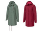 Zwei Regenjacken mit Kapuze, eine grüne und eine rote.